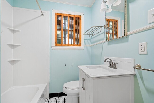 Building Photo - Remodeled Beauty in County Club Village