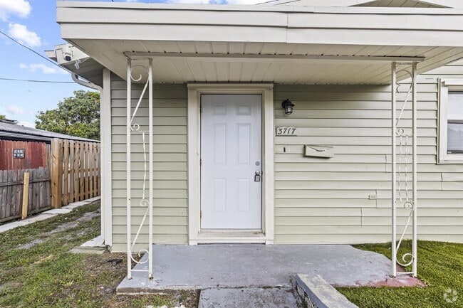 Building Photo - 3717 Pinewood Ave