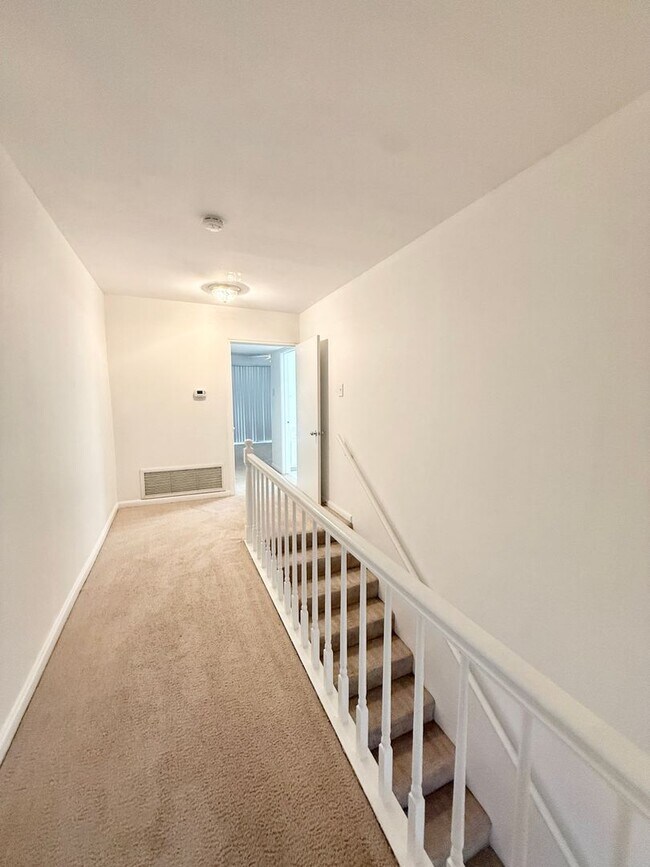 Building Photo - Modern 2/2.5/1 Townhome Across From The Me...