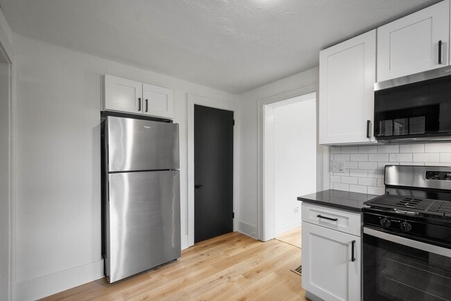Building Photo - AVAILABLE OCT 1ST! Renovated 1-bedroom apartment in the HIGHLY DESIRABLE DORMONT neighborhood!