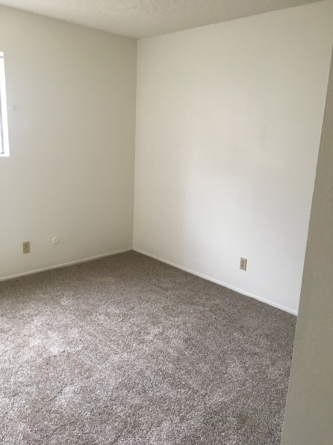Building Photo - Beautiful 3BR/2BA Home In Family Neighborh...