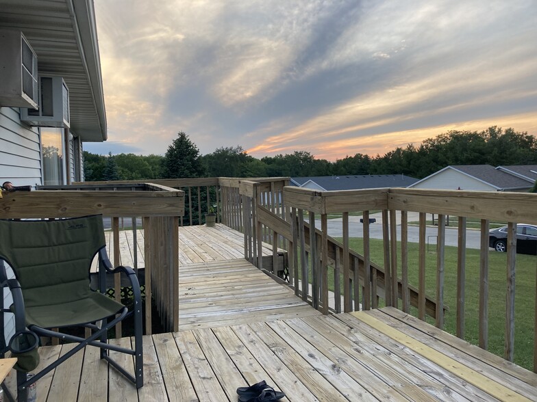 Watch the sunsets from your deck - 5571 Wickford Ln