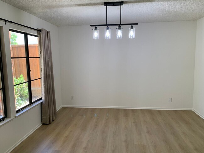 Building Photo - Beautiful, Spacious, 4 bed 2.5 bath home nestled in the Serene, breathtaking Hills of Pacific Pal...