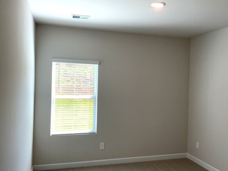 Building Photo - 210 Granby Trl