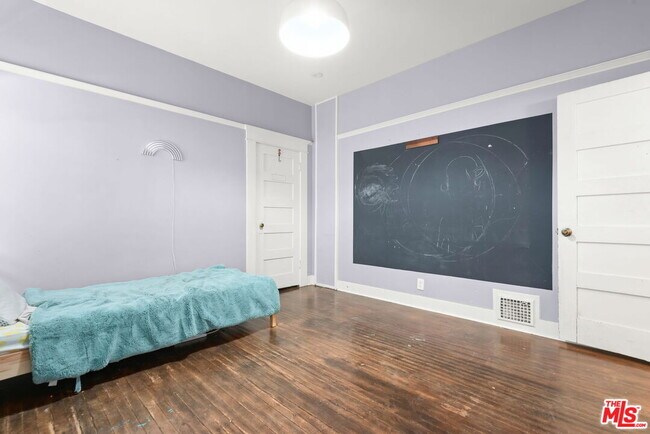 Building Photo - 1438 W 45th St