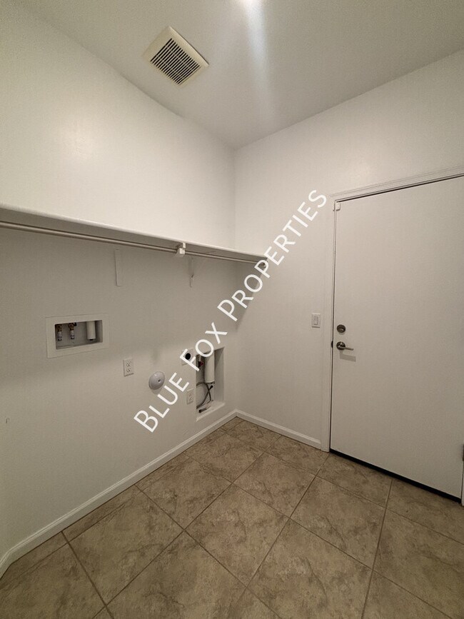 Building Photo - 7095 W Jadewood Ln