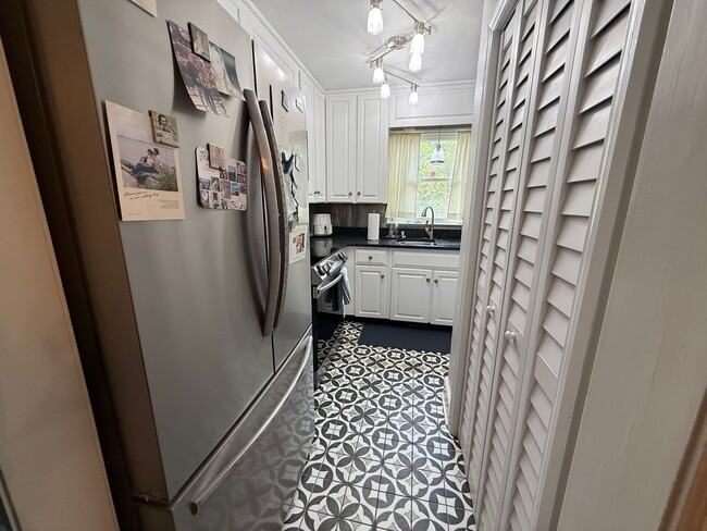 Building Photo - Charming Brick Midtown Townhome