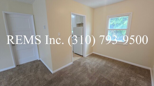 Building Photo - Bright Upstairs 1 Bedroom Apartment w/ Shared Garage Parking