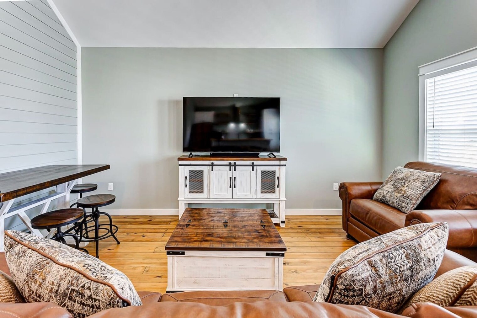 Building Photo - 1037 Sunset Cir