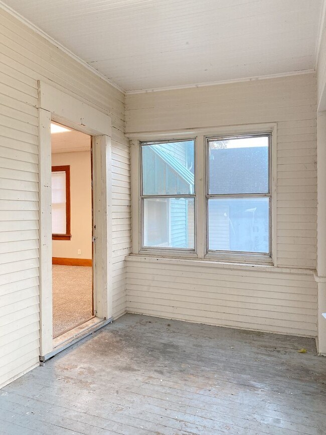 Building Photo - Move-in special. 3 bed 1 bath with a detached garage and large driveway $1250