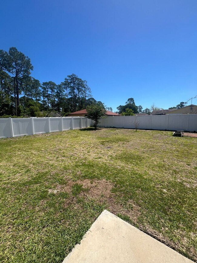 Building Photo - Newer Home with Fenced in Yard!!