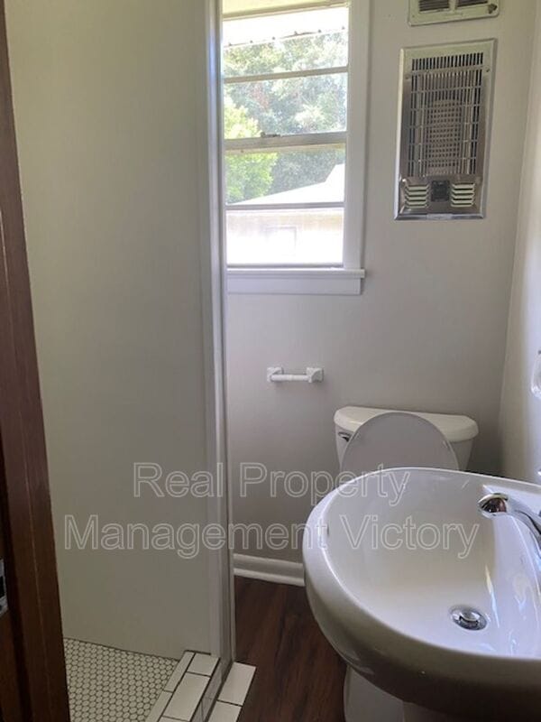 Building Photo - 201 Holly St