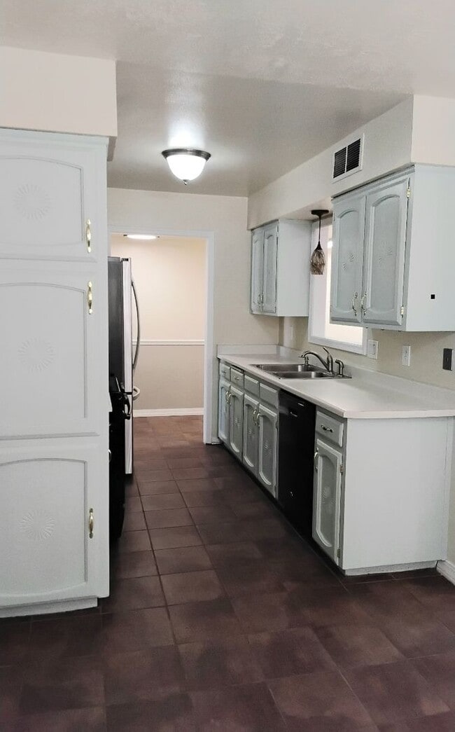 Building Photo - Heritage Hills Four Bedroom