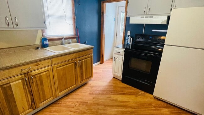 Primary Photo - 1 Bedroom 1 Bathroom House!