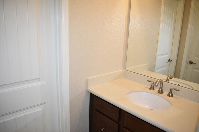 Building Photo - 3033 Village Park Dr