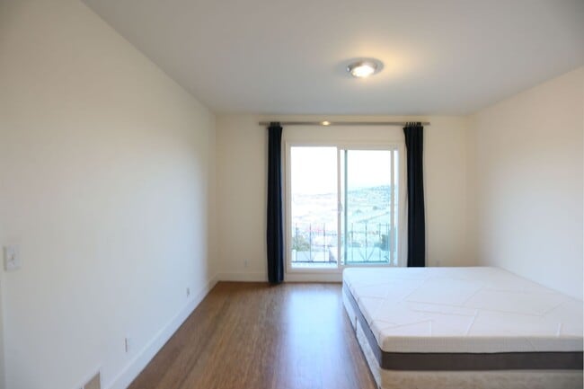 Building Photo - Spacious three-story 4BR/3BA single family home in Bernal Heights, Deck, View,W/D,Storage(637 Per...