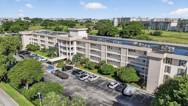 Building Photo - 2651 S Palm Aire Dr