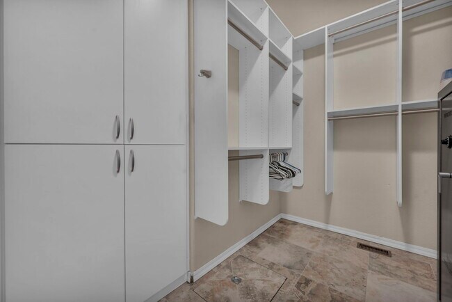 Building Photo - 6500 Brookview Cir