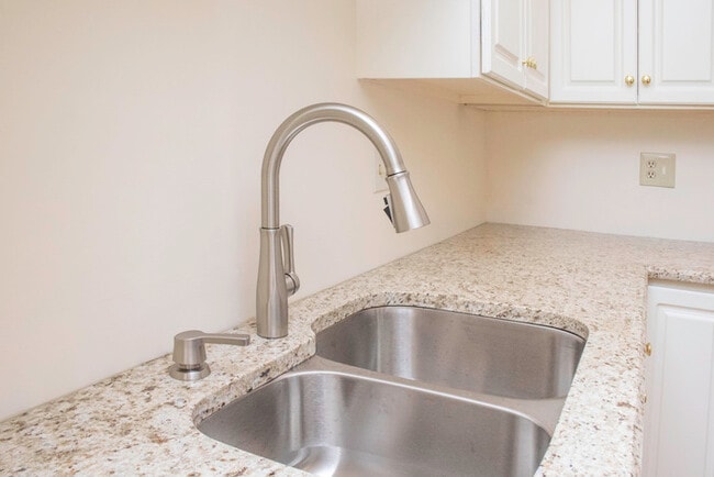 Building Photo - Updated 2BR 2.5BA Home w/ Lake Access • New Countertops • Patio in Farragut