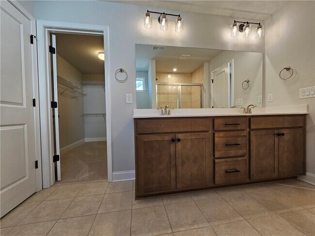 Building Photo - 5030 Sierra Creek Dr NE