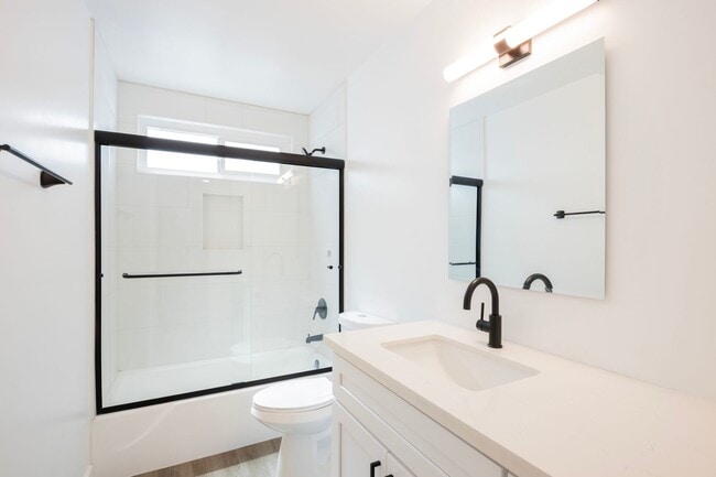 Building Photo - Newly Remodeled Ground Floor 1 Bed / 1 Bath Apartment in Prime West Hollywood