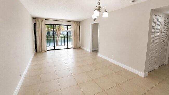 Building Photo - 1463 Lake Crystal Dr