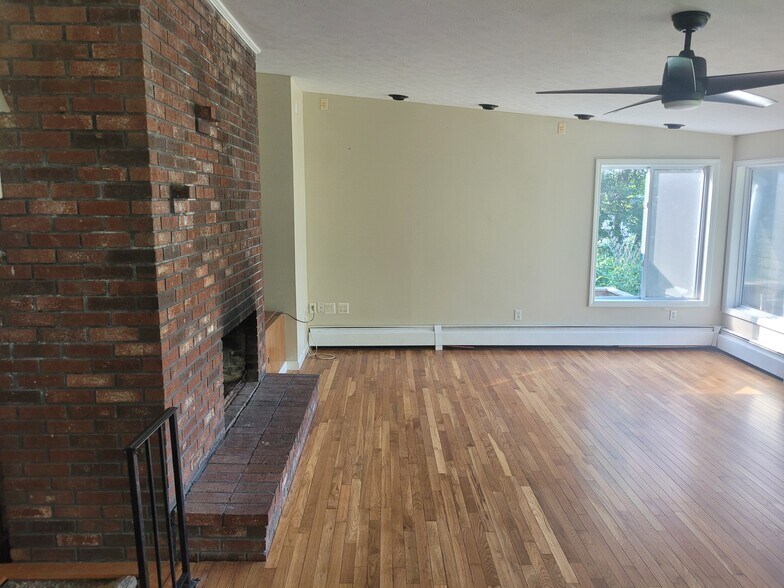 Building Photo - 385 Pool St