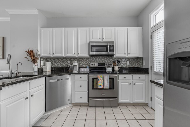 Building Photo - Stylish 3-bedroom townhome in Vermillion in Hustersville