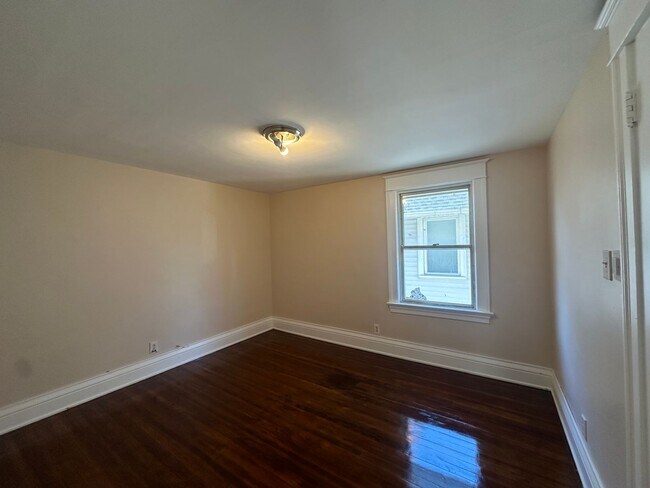 Building Photo - SINGLE FAMIKY FOR RENT IN MAPLEWOOD LOCATION !