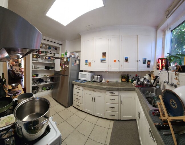 Building Photo - 7 Bedroom 3 bath home close to POLY!!!!