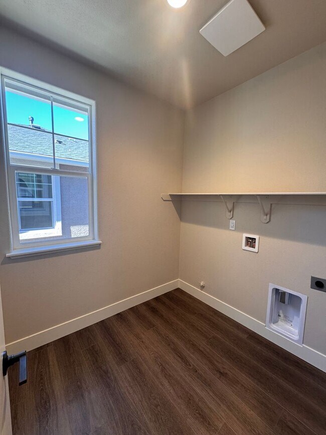 Building Photo - NEW! 3/2.5/2 Townhome in Gardnerville