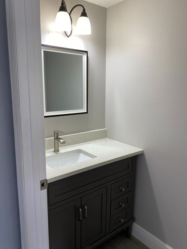 Building Photo - Newly Renovated 2bd/2.5ba in Amber Pointe ...