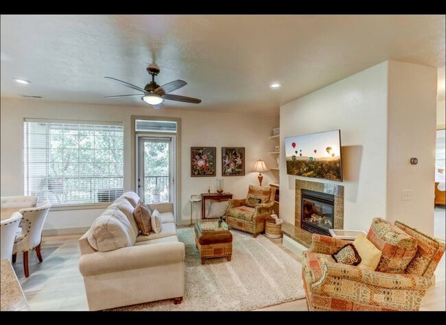 Building Photo - 1294 E Winding Creek Dr