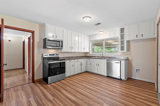 Building Photo - 1027 Stonecrest Dr