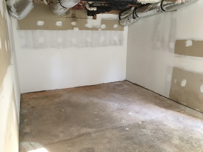 Building Photo - One-month FREE rent!  GREAT LOCATION!! RANCH HOME WITH HARDWOODS NEAR DOWNTOWN