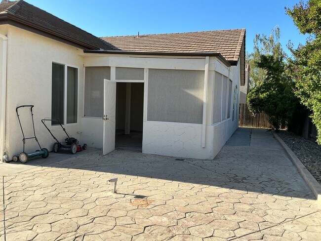 Building Photo - Stunning Manteca Home with 4 Bedrooms, 3 B...