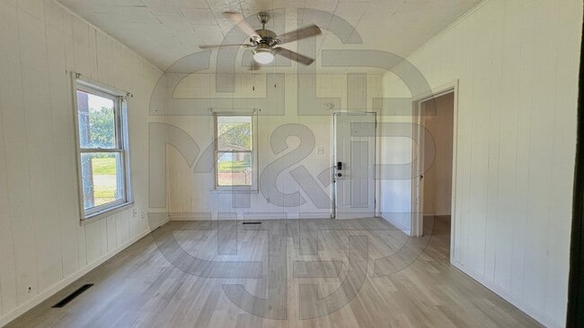 Building Photo - 410 E Taylor Ave