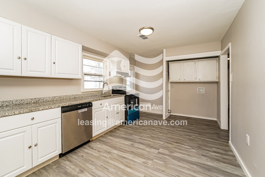 Building Photo - 905 Clement St