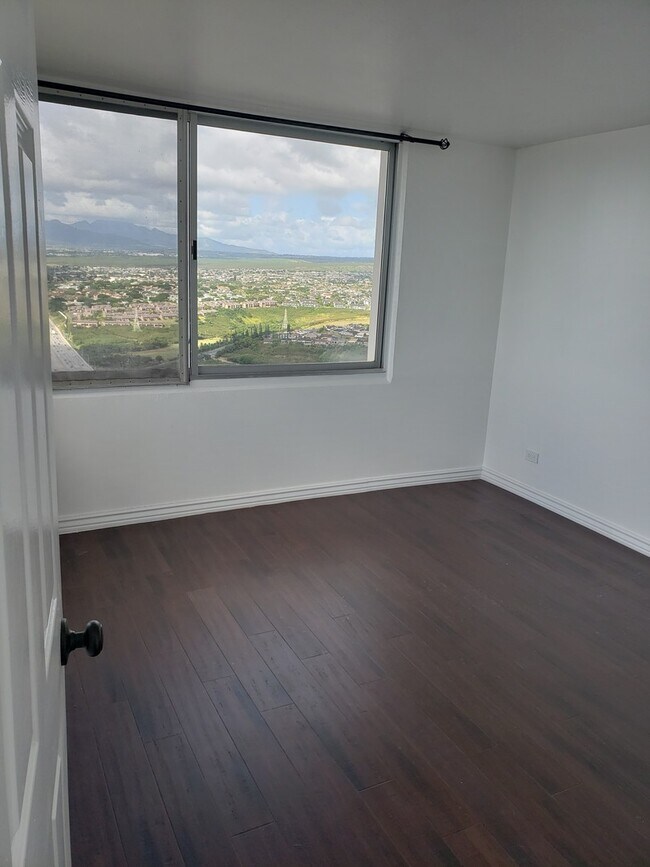 Building Photo - Beautifully Renovated 2 bedroom Penthouse ...