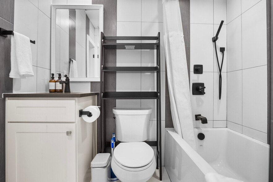 Building Photo - 914 16th Ave