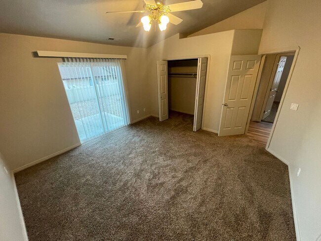 Building Photo - 3 Bedroom Duplex!!