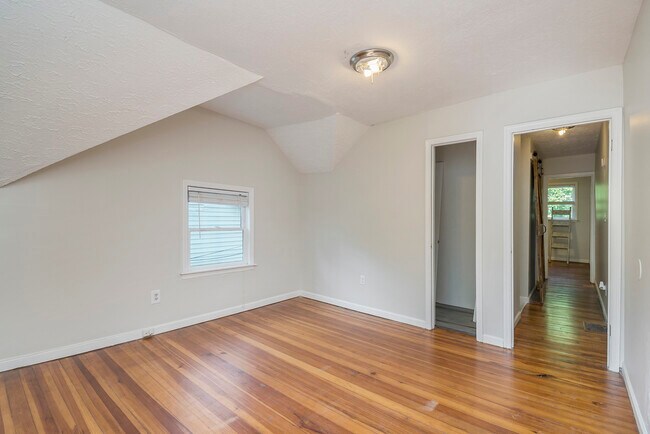 Building Photo - 243 Iswald St SE