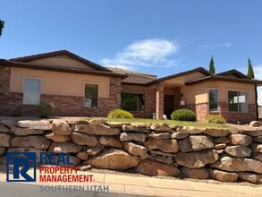 Building Photo - Legacy Townhome