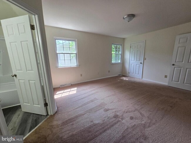 Building Photo - 1417 S Farmview Dr