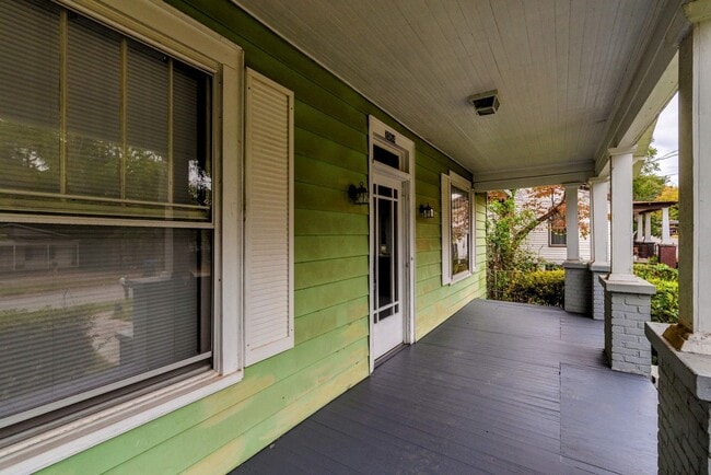 Building Photo - 4 bed/2 bath single-family home for lease ...