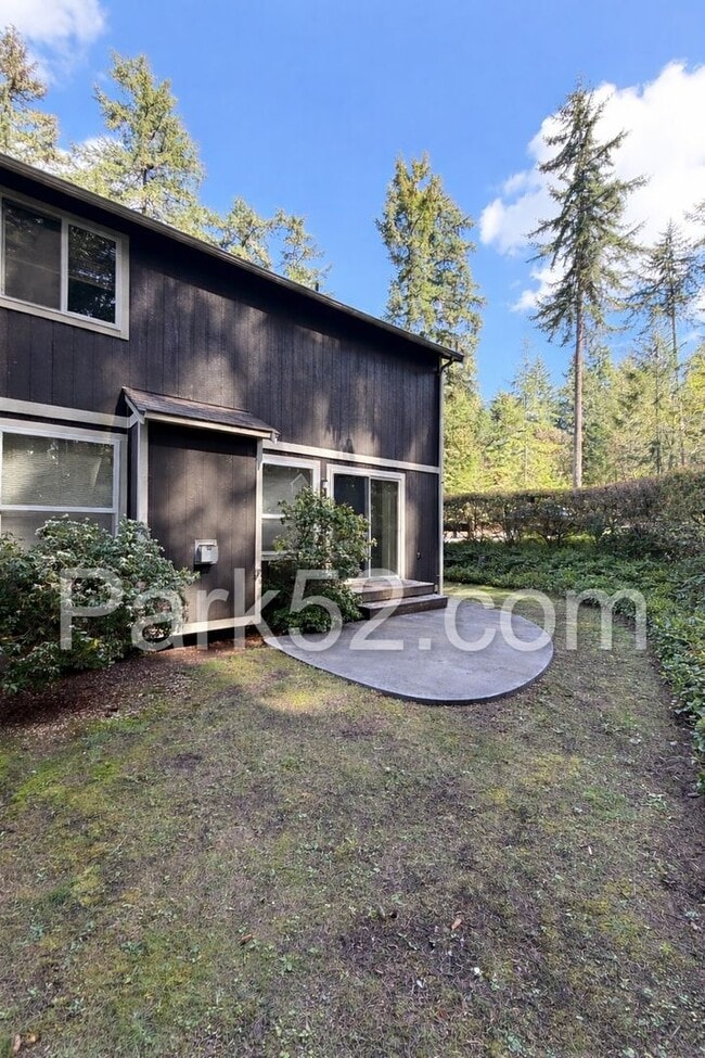 Building Photo - 2 Bedroom Townhome in Gig Harbor - New Flooring!
