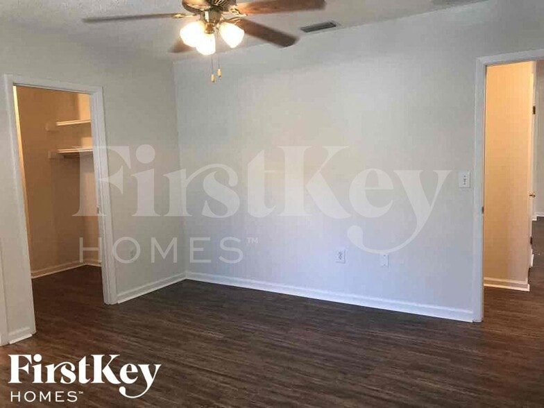 Building Photo - 833 Weeburn St