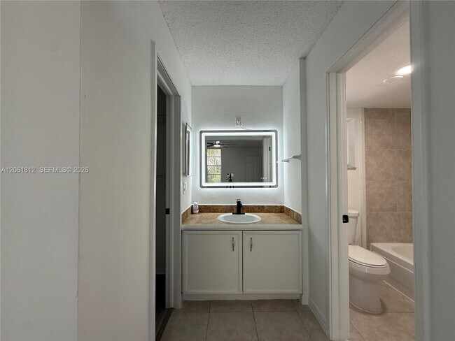 Building Photo - 9440 Live Oak Pl