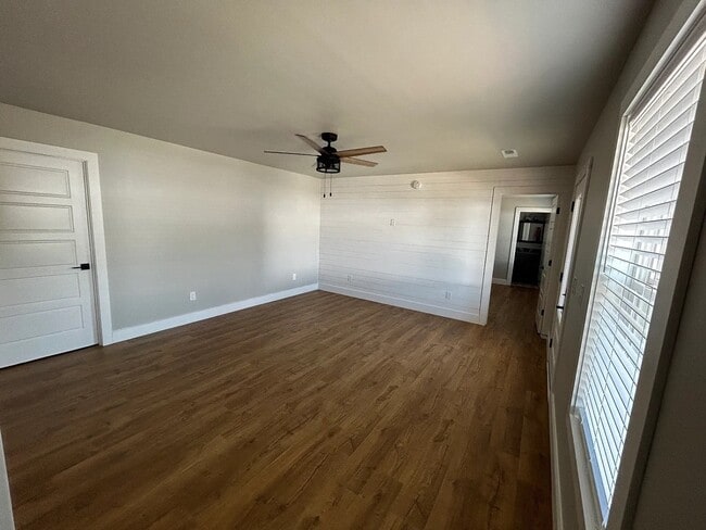 Building Photo - 1925 Lakeshore Dr