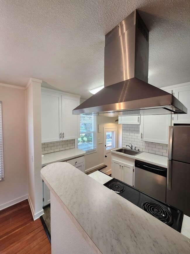 Building Photo - Location, Location - 2 blocks from Columbi...